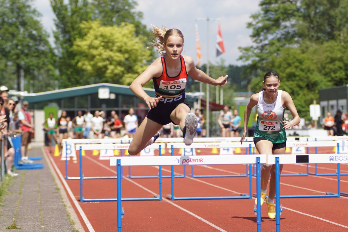On top of the hurdle - Lieke springt over een horde